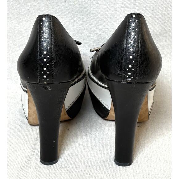 BETSEY JOHNSON Black and White Napoleon Oxford Wingtip Pump Women's Size 6.5 - Picture 4 of 7